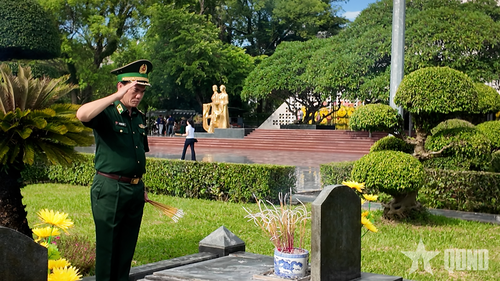 Đồng chí Tư lệnh Bộ đội Biên phòng thắp nén tâm hương tri ân công lao to lớn của các anh hùng liệt sĩ tại Nghĩa trang Liệt sĩ Quốc gia A1.