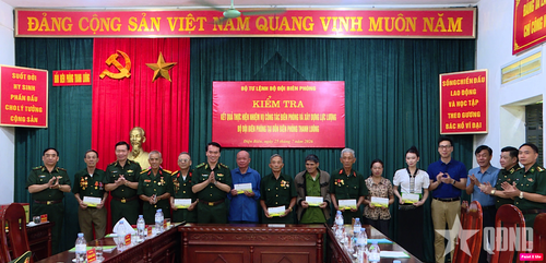 Trung tướng Vũ Trung Kiên, Ủy viên Trung ương Đảng, Tư lệnh Bộ đội Biên phòng tặng quà động viên các thương binh, bệnh binh, cựu chiến binh, người có công trên địa bàn xã Thanh Nưa, tỉnh Điện Biên.