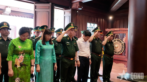 Khắc ghi sự hy sinh của các anh hùng liệt sĩ, đoàn công tác nguyện phát huy truyền thống lực lượng, phẩm chất Bộ đội Cụ Hồ bảo vệ vững chắc chủ quyền biên giới quốc gia.