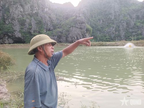  Cựu chiến binh Quách Văn Thiệp giới thiệu mô hình nuôi thủy sản trong khu trang trại tổng hợp của gia đình.  