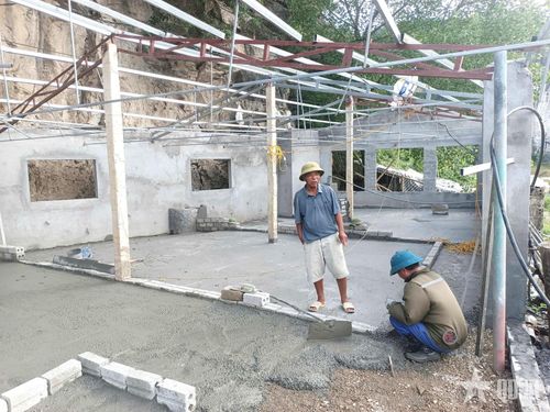 Cựu chiến binh Quách Văn Thiệp kiểm tra tiến độ xây dựng khu chuồng nuôi lợn mới, chuẩn bị cho kế hoạch mở rộng quy mô chăn nuôi trong thời gian tới.
