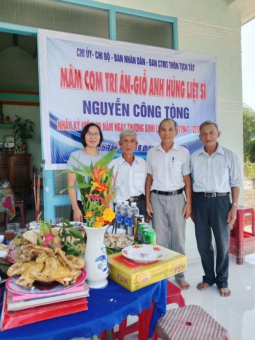 Mâm cơm tri ân của Chi ủy - Chi bộ ban nhân dân thôn Tịch Tây nhân ngày 27-7.