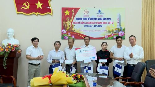 Trao quà cho người có công trên địa bàn Hòa Khánh.