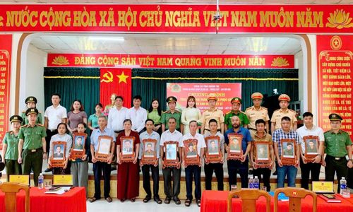 Trao tặng di ảnh liệt sĩ đã được phục chế và quà tri ân đến thân nhân gia đình liệt sĩ ở xã Bến Hải.