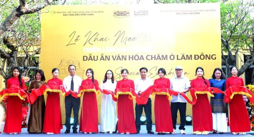 Ban Tổ chức cùng các đại biểu thực hiện nghi thức cắt băng khai mạc triển lãm.