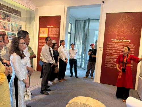 Các đại biểu tham quan triển lãm.