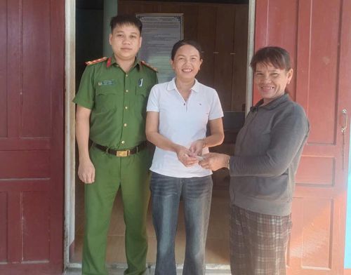 Chị Thi trao lại số tiền nhặt được cho chị Cúc.