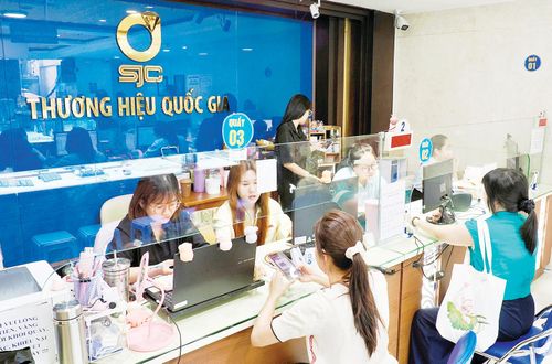  Người dân giao dịch vàng tại cửa hàng SJC trên đường Nguyễn Thị Minh Khai, TPHCM chiều 24-7 (ẢNH: HOÀNG HÙNG) 
