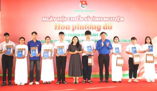 Trao 20 suất quà cho học sinh có hoàn cảnh khó khăn vượt khó