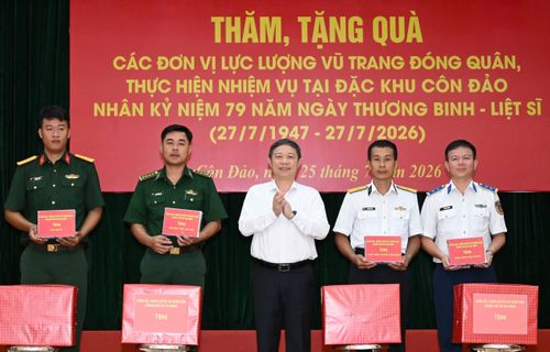 Trưởng Ban Tuyên giáo và Dân vận Thành ủy TPHCM Dương Anh Đức trao quà động viên các đơn vị. Ảnh: VIỆT DŨNG