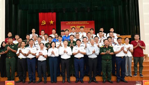 Trưởng Ban Tuyên giáo và Dân vận Thành ủy TPHCM Dương Anh Đức cùng đoàn chụp ảnh lưu niệm với đại diện các đơn vị. Ảnh: VIỆT DŨNG