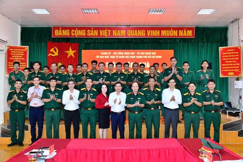 Đồng chí Nguyễn Văn Minh cùng đoàn đại biểu đến thăm các đơn vị. Ảnh: LÊ MINH