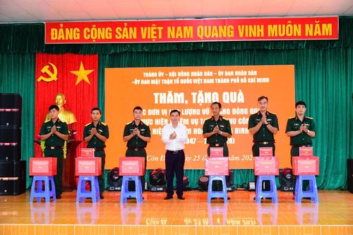 Đồng chí Nguyễn Văn Minh trao quà đến các đơn vị. Ảnh: LÊ MINH