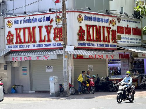 Cửa hàng Kim Lý tại số 34 An Dương Vương, phường An Đông, TPHCM vẫn dán thông báo tạm ngưng để sửa chữa, cải tạo cửa hàng. Ảnh: HOÀNG HÙNG