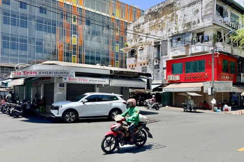 Nhiều cửa hàng kinh doanh vàng bạc, đá quý trên đường Nguyễn Duy Dương, phường An Đông, TPHCM chưa có dấu hiệu hoạt động trở lại. Ảnh: HOÀNG HÙNG