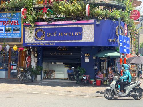 Cửa hàng Quế Jewelry trên đường Lê Thánh Tôn, phường Bến Thành, TPHCM đóng cửa trong ngày 20-7. Ảnh: HOÀNG HÙNG