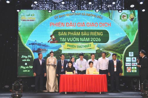 Đại diện đơn vị trúng đấu giá và hợp tác xã ký biên bản trúng đấu giá, hợp đồng giao dịch