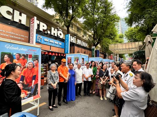 Bà Huỳnh Ngọc Vân, Giám đốc Bảo tàng Áo dài, giới thiệu về triển lãm ảnh "Hạnh phúc cam". Ảnh: HỒ SƠN