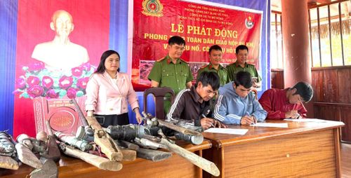  Người dân ký giao nộp súng. Ảnh: VĂN HẠNH 