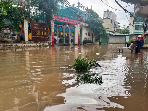 Cơn mưa lớn ngày 25-7 làm ngập một số khu vực dân cư ở Hà Nội. Ảnh: NGUYỄN HÒA