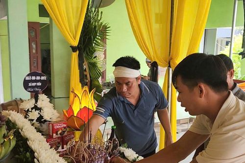 Người dân tới dâng hương liệt sĩ Nguyễn Trọng Cát