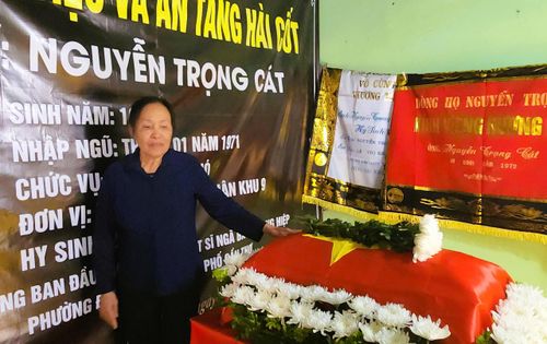 Người dân đến dâng hương khi hài cốt liệt sĩ Nguyễn Trọng Cát được đưa về quê nhà