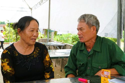 Ông Nguyễn Trọng Bảy (bìa phải) đã nhiều năm đi tìm kiếm anh trai - liệt sĩ Nguyễn Trọng Cát