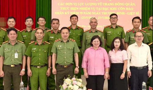  Phó Bí thư Thành ủy TPHCM Văn Thị Bạch Tuyết và các thành viên trong đoàn thăm, tặng quà các đơn vị lực lượng vũ trang đóng quân và làm nhiệm vụ tại đặc khu Côn Đảo. Ảnh: CTV 