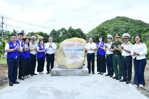  Đồng chí Nguyễn Phước Lộc cùng đoàn công tác khánh thành công trình “Vườn cây Đại đoàn kết” tại Trạm Ra đa 590. Ảnh: HỮU TÂN 