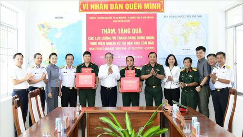  Đồng chí Nguyễn Phước Lộc cùng các đồng chí trong đoàn trao quà đến các lực lượng vũ trang đang đóng quân, thực hiện nhiệm vụ tại đặc khu Côn Đảo. Ảnh: HỮU TÂN 