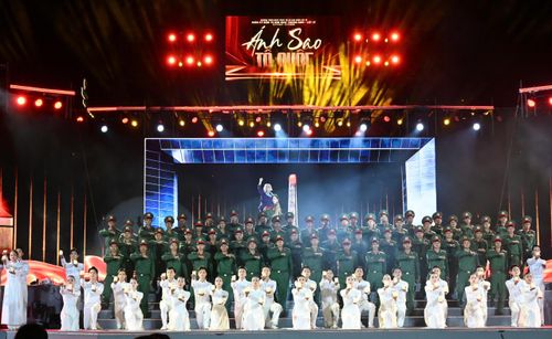  Một tiết mục trong chương trình nghệ thuật tri ân Anh hùng liệt sĩ “Ánh sao Tổ quốc”. Ảnh: VIỆT DŨNG 