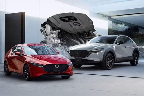 Giá bán của Mazda3 hatchback (được hãng gọi là fastback) dao động từ 2,365 triệu đến 4,092 triệu yên (khoảng 380,1 tới 657,7 triệu đồng). Phiên bản sedan có giá khởi điểm cao hơn, từ 2,75 triệu yên (442 triệu) đến 3,267 triệu yên (525,1 triệu đồng). Đối với CX-30, giá nằm trong khoảng từ 2,64 triệu đến 3.756.500 yên (424,3 - 604 triệu đồng).