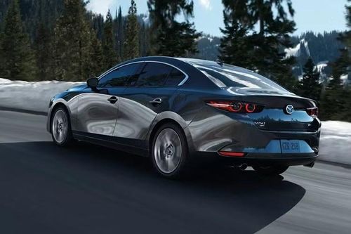Công nghệ M Hybrid không phải là mới đối với cả hai mẫu xe, vì trước bản cập nhật mới nhất, khách hàng tại Nhật Bản cũng đã có thể sử dụng động cơ PE-VPH 2.0 lít, sản sinh công suất 156PS (154hp hoặc 115kW) tại 6.000 vòng/phút và mô-men xoắn 199Nm tại 4.000 vòng/phút, trong khi mô tơ ISG (mã hiệu MJ) có công suất 6.9PS (6.8hp hoặc 5.1kW) và mô-men xoắn 49Nm.