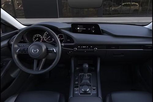 Cùng với động cơ mới, Mazda cũng đã điều chỉnh lại dòng sản phẩm để dễ lựa chọn hơn. Đối với Mazda 3, phiên bản 15C trước đây chỉ bán cho các công ty nay cũng được cung cấp cho người mua thông thường và gia nhập cùng phiên bản 15S hiện có.