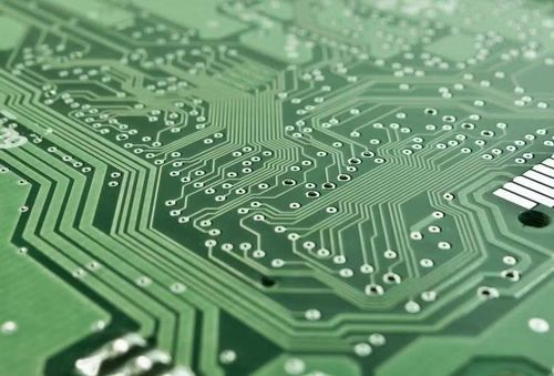 Các sợi dây mạch chạy ngoằn ngoèo là để làm chậm tín hiệu điện tử.