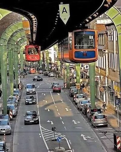 'Tàu hỏa bay' vận chuyển hành khách khắp Wuppertal. Ảnh: Smithsonianmag