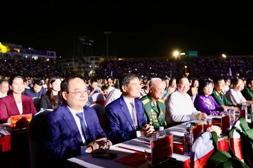 Các đại biểu tham dự chương trình nghệ thuật.