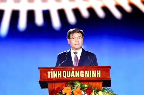 Ông Bùi Văn Khắng, Chủ tịch UBND tỉnh Quảng Ninh phát biểu khai mạc chương trình.