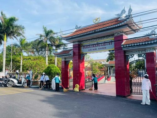 Học sinh Trường THCS Hải Xuân tham gia thăm viếng, lau dọn vệ sinh tại Nghĩa trang địa phương.