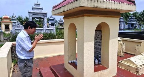 Ông Lê Viết Bằng trước mộ bà nội của mình (Bà mẹ Việt Nam Anh hùng Nguyễn Thị Hoàn cùng 3 người con liệt sĩ).