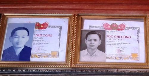 Hai bức ảnh và Bằng Tổ quốc ghi công các liệt sĩ Lê Viết Nhữ và Lê Viết Hinh.