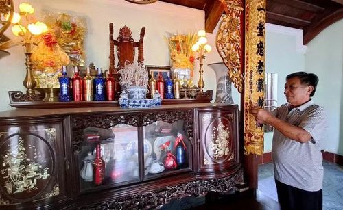 Thương binh hạng 1/4 Lê Viết Hải (cháu nội của Bà mẹ Việt Nam Anh hùng Nguyễn Thị Hoàn) dâng hương trước bàn thờ gia tiên.