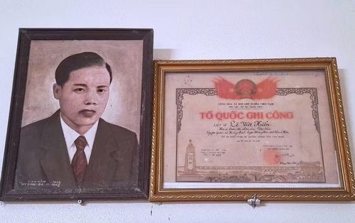 Bức ảnh truyền thần và Bằng Tổ quốc ghi công liệt sĩ Lê Viết Hiển.