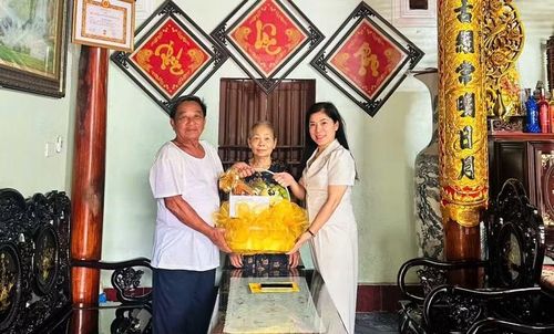 Bà Hà Thị Tuyết - Trưởng phòng Xây dựng chính quyền và Công tác thanh niên (Sở Nội vụ Thanh Hóa) tặng quà gia đình thương binh Lê Thanh Hải.