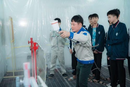 Hướng dẫn học sinh thực hành tại Trường Trung cấp nghề Giao thông công chính Hà Nội.