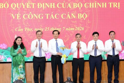 Thường trực Thành ủy Cần Thơ tặng hoa chúc mừng tân Bí thư Thành ủy. Ảnh: MT.