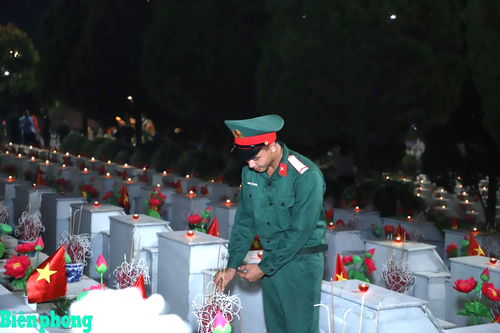Thế hệ trẻ hôm nay luôn khắc ghi những cống hiến, hy sinh của các Anh hùng liệt sĩ. Ảnh: Đăng Hải