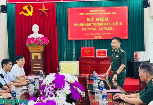 Thừa ủy quyền của Thủ trưởng Bộ Tư lệnh và Thủ trưởng Cục Chính trị Bộ đội Biên phòng, Đại tá Nguyễn Thanh Sơn, Trưởng phòng Chính sách thăm, tặng quà Trung tâm Điều dưỡng thương binh Kim Bảng (tỉnh Ninh Bình). Ảnh: Nguyễn Thị Trang
