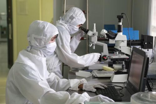 Nghiên cứu trong phòng thí nghiệm sạch của Trường ĐH Khoa học Tự nhiên, ĐH Quốc gia Hà Nội. Ảnh: NTCC