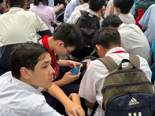 Phụ huynh, thầy cô nói rằng học sinh hiện dành nhiều thời gian lướt mạng xã hội.